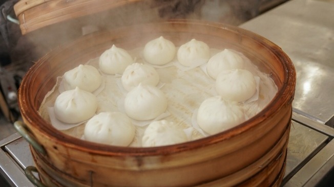 「呼呼包-艾登職人」是一家位於高雄小港大林蒲的職人手作包子店，主打「一間做甜點的包子店」，將做甜點的細膩融入傳統中式點心。 