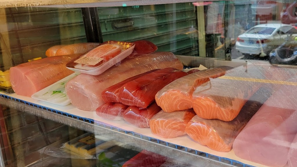 「活力生魚片專賣店」是位於花蓮市的一家知名平價生魚片攤位，以食材新鮮、切片厚實且價格親民著稱。
