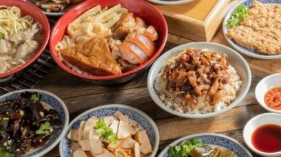 滷肉小子是當地知名的傳統小吃店,桃園市八德區介壽路以獨特的皮蛋肉燥飯與入味的腿庫飯聞名。